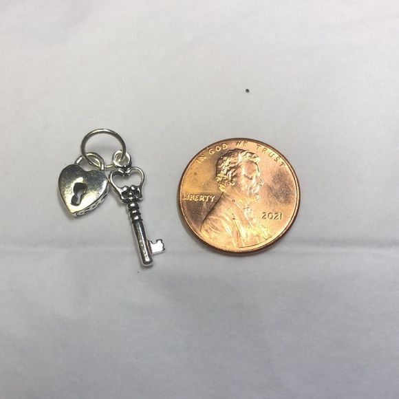 925 sterling silver heart & key charm - Picture 3 of 4